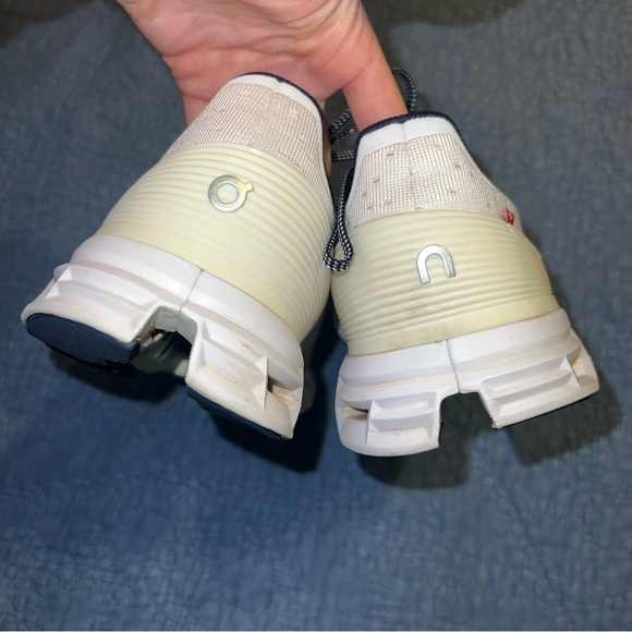 On Cloud Tennis Shoes - Picture 4 of 9